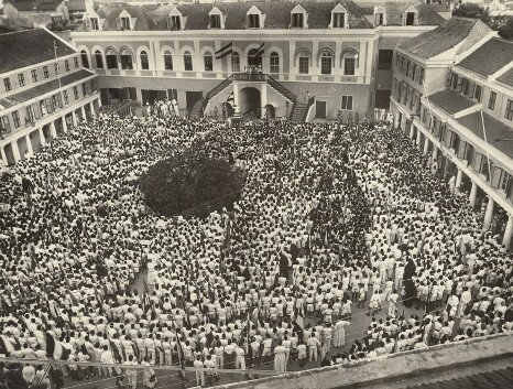 A crowd has gathered at the government buildings on the occasion of the visit of Princess Juliana to Curacao in 1944.