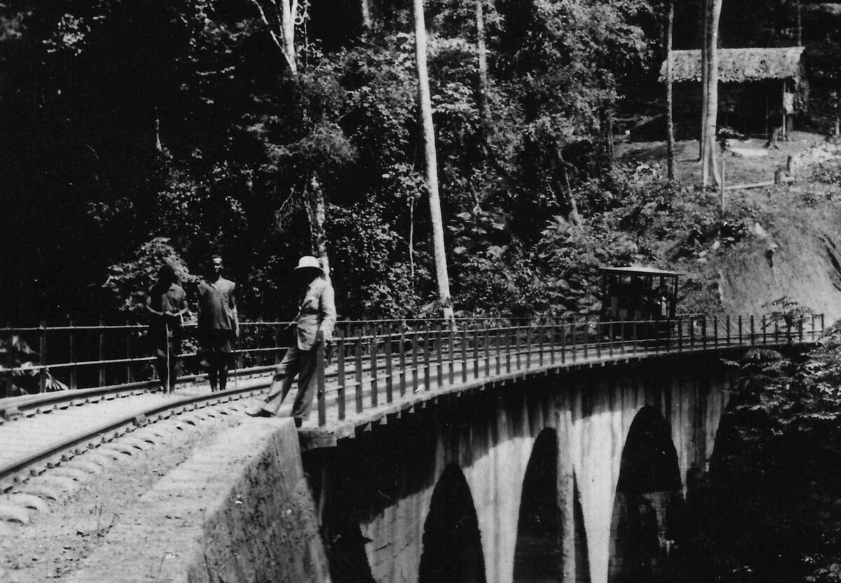 As the lower part of the Congo River was not navigable the French built a railroad to connect Brazzaville to Pointe-Noire on the Atlantic Ocean. Building a railroad included the construction of tunnels and viaducts.