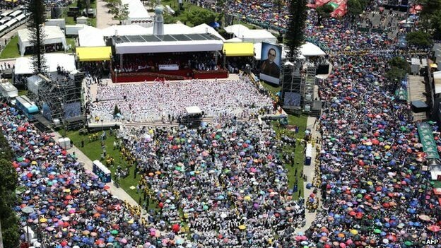 Óscar Romero was a bishop who opposed inequality and violation of human rights. He was killed in 1980. Until today Romero enjoys large popularity. Thousands attended the ceremony of his beatification in 2015.