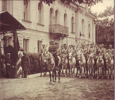 1919 - Lithuanian cavalry in front of the presidential palace.